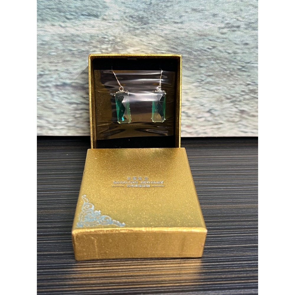 🎁Dazzling Jewelry Emerald Green Rectangular Faceted Crystal Drop Earrings NIB